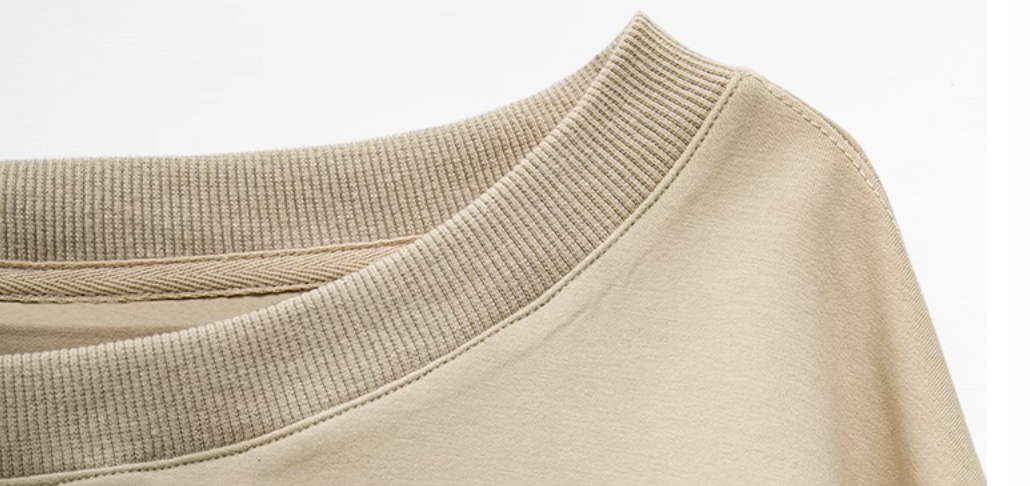 スウェットトップスとミニスカート