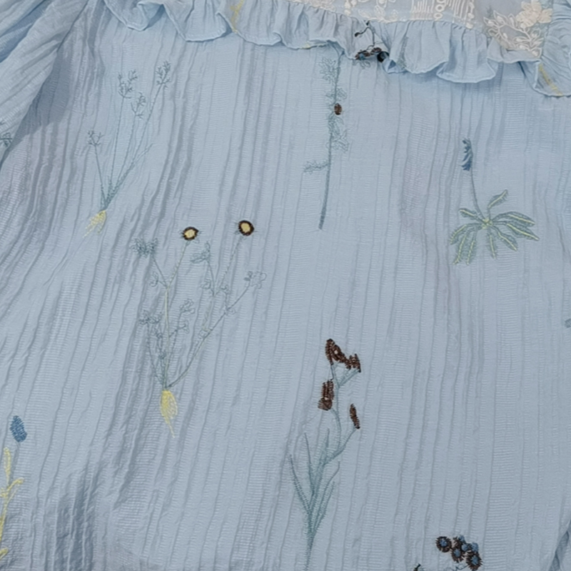 お花刺繍とレースのブラウス